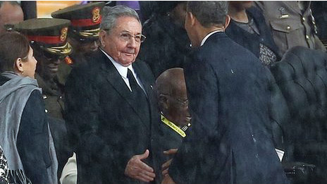 دست‌دادن اوباما و کاسترو، از حاشيه‌هاي خبرساز مراسم بزرگداشت ماندلا بود