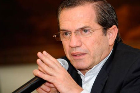 ريکاردو پاتينو، وزير امور خارجه اکوادور