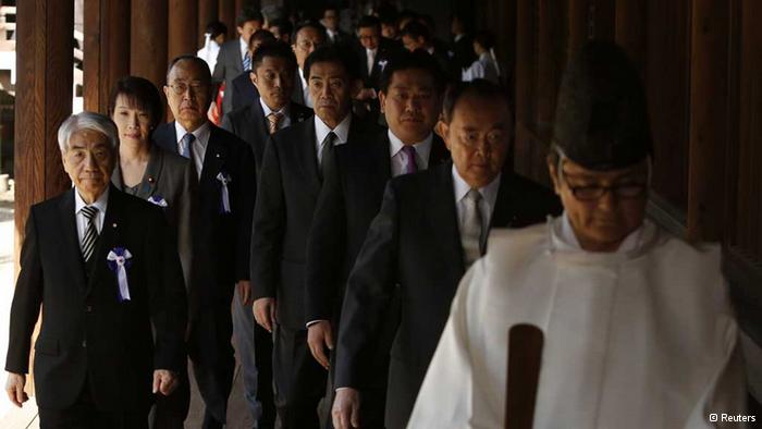 بازديد وزير کشور و نمايندگان پارلمان ژاپن از معبد ياسوکوني در نزديکي توکيو