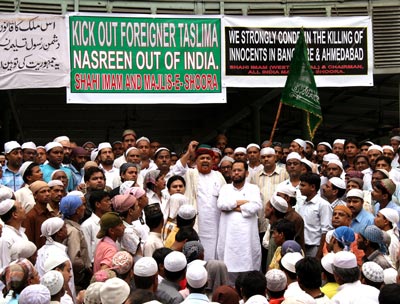 اعتراض مسلمانان هندي به صدور مجوز اقامت براي نويسنده اسلام ستيز بنگلادشي