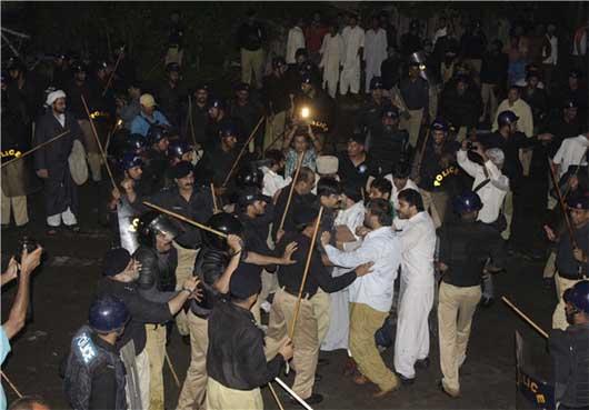 سرکوب تظاھر کنندگان پاکستاني در اسلام اباد 