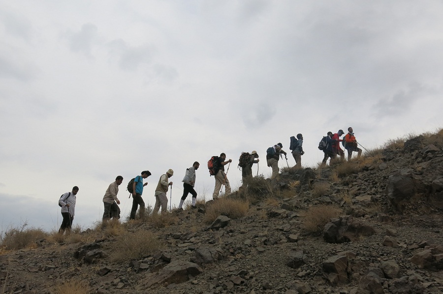 کوهنوردي طلاب در منطقه بيدقان قم