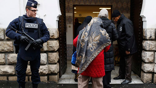 حفاظت پليس فرانسه از يکي از مساجد مسلمانان اين کشور