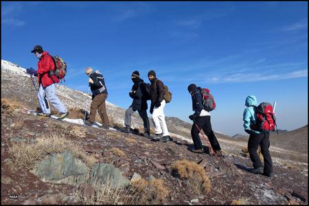 صعود طلاب به قله برف انبار قم