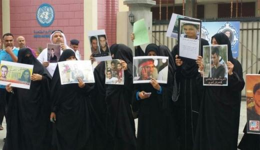 تحصن خانواده‌هاي بازداشت شدگان بحريني در زندان مرکزي جو در مقابل دفتر سازمان ملل متحد در منامه