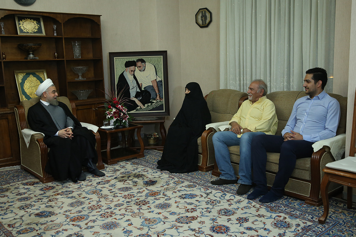 روحانی در دیدار خانواده شهیدان عراقی