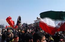 پرچم جمهوری اسلامی ایران در دست عزادارای کشمیری