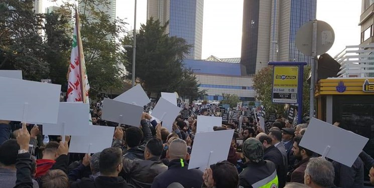 تجمع اعتراضی یمنی‌ها مقابل کنسولگری سعودی در استانبول