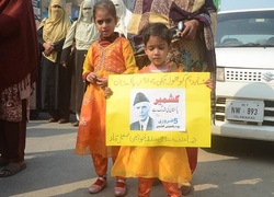 تظاهرات کودکان پاکستان در در روز همبستگی با مردم کشمیر