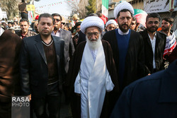 بعثت انقلاب | آیت الله نوری همدانی در راهپیمایی 22 بهمن شرکت کرد