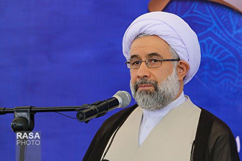 ملت ایران با وجود مشکلات با اقتدار پای آرمان های امام و انقلاب ایستاده اند