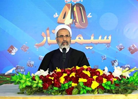 امام خمینی انقلاب اسلامی را بر پایه اسلام اصیل پایه گذاری کرد