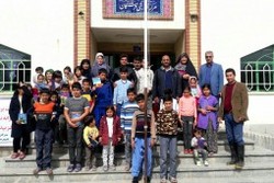 اهدای کتاب به کودکان سیل‌زده استان گلستان