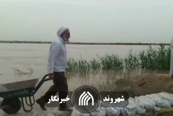 امام جمعه آبادان در حال کمک برای ساخت سیل بند