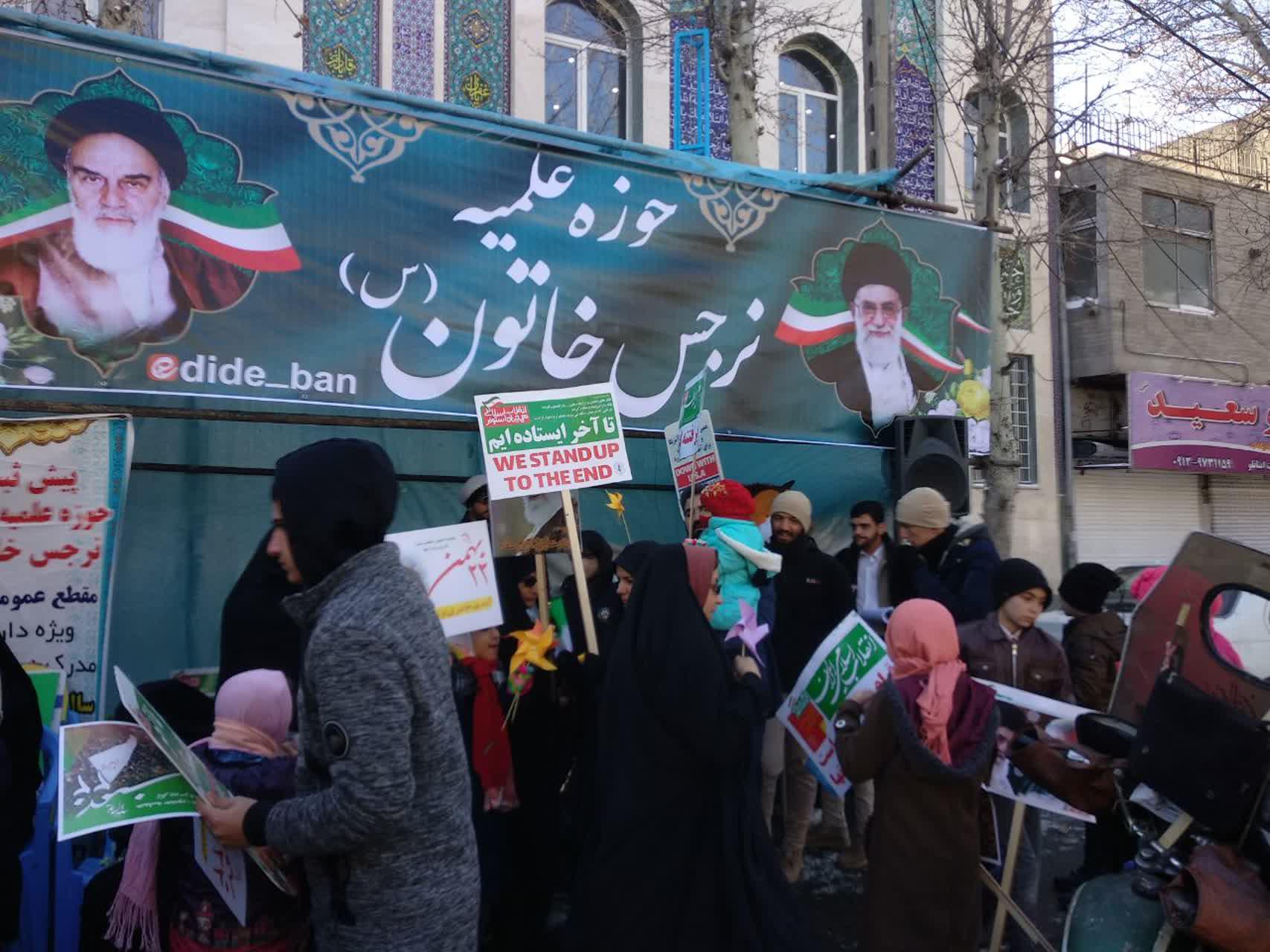 مدرسه علمیه نرجس خاتون غرفه تبلیغی در مسیر راهپیمایی 22 بهمن برپا کرد