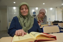علاقه بانوی ترکیه‌ای به یادگیری قرآن در ۶۵ سالگی