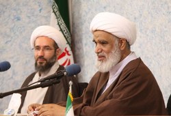 اصول رفتاری امام و رهبری در اداره کشور | دشمن با مقاومت عقب نشینی می‌ کند