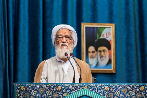 برخی به جای مقابله با هجمه فرهنگی دشمن برای نفوذ فرش قرمز پهن می کنند