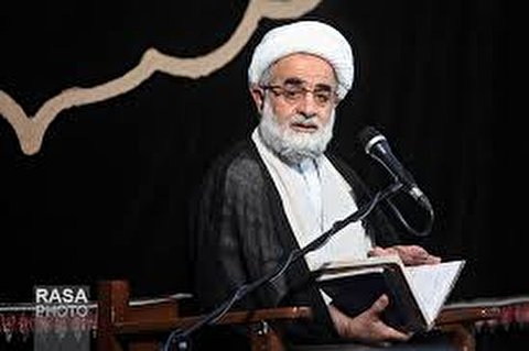 انسان با قطع دلبستگیها و وابستگیهای دنیوی مقرب درگاه الهی می شود