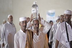 نارضایتی هندی‌ها از ممنوعیت حمل آب زمزم