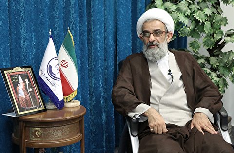 معرفی فعالیت های روحانیت برای نظام سودمند است
