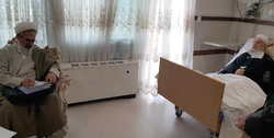 پاسخگویی آیت الله مکارم شیرازی به سؤالات شرعی مردم در بیمارستان+عکس