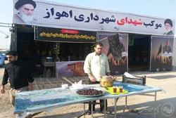 استقبال زائران حسینی از موکب شهدای شهرداری اهواز