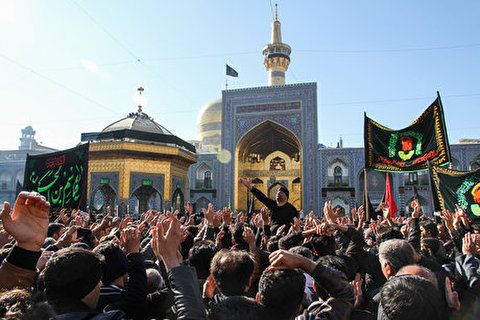 زائران امام رئوف با پای پیاده در راه مشهد مقدس