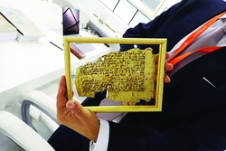 نمایش صفحه‌ای ۱۳۰۰ ساله از قرآن در نمایشگاه شارجه