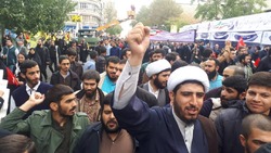 حضور طلاب و مسؤولان مدرسه علمیه امام حسین در راهپیمایی ۱۳ آبان + فیلم