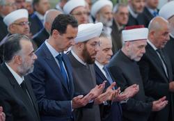 حضور اسد در مراسم جشن میلاد پیامبر در مسجدی در دمشق + تصاویر