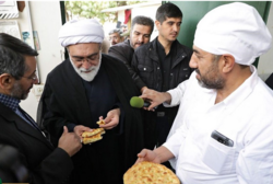 بازدید تولیت آستان قدس رضوی از روند خدمت‌رسانی به زائران پیاده