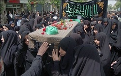 تشییع نمادین امام رضا توسط هزاران نفر از زنان مشهدی