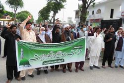 نمازگزاران پاکستانی خواستار حرکت جهانی علیه اسلام‌ هراسی شدند