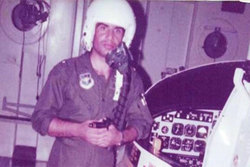 خلبانی که پشت بی‌سیم جنگنده قرآن می‌خواند +فیلم و عکس