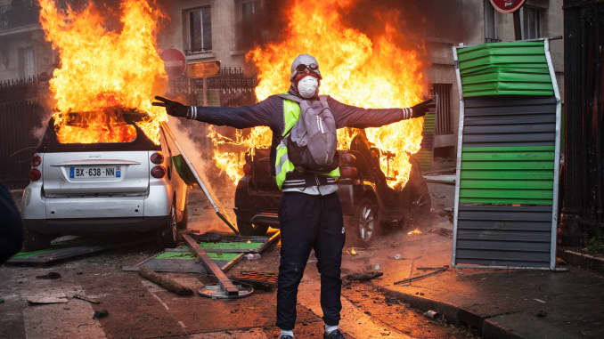 اعتراضات دومین شنبه پیاپی فرانسه به خشونت کشیده شد/ تصاویر