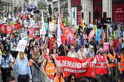 تظاهرات گسترده مردم انگلیس در اعتراض به گرانی‌های افسار گسیخته