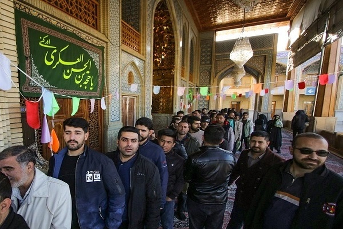 حماسه حضور مردم شیراز همزمان با آغاز فرآیند رأی گیری انتخابات +عکس