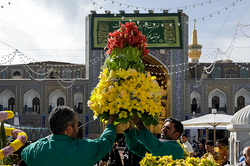 استقبال از عید غدیر با گل‌های اهدایی به حرم مطهر رضوی