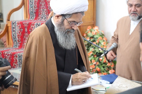 رونمایی و تقریظ کتاب معلم پاکی ها در حاشیه مراسم بزرگداشت شهید دستغیب + عکس