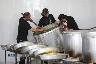 تهیه و توزیع غذای گرم در مناطق محروم به مناسبت ماه محرم توسط طلاب و بسیجیان
