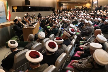 با سخنرانی نماینده مقام معظم رهبری در سوریه، چهاردهمین نشست علمای جهان اسلام با عنوان «نقش علما‌ در اصالت بخشی مفهوم وطن و حفظ وطن» در دمشق آغاز شد.