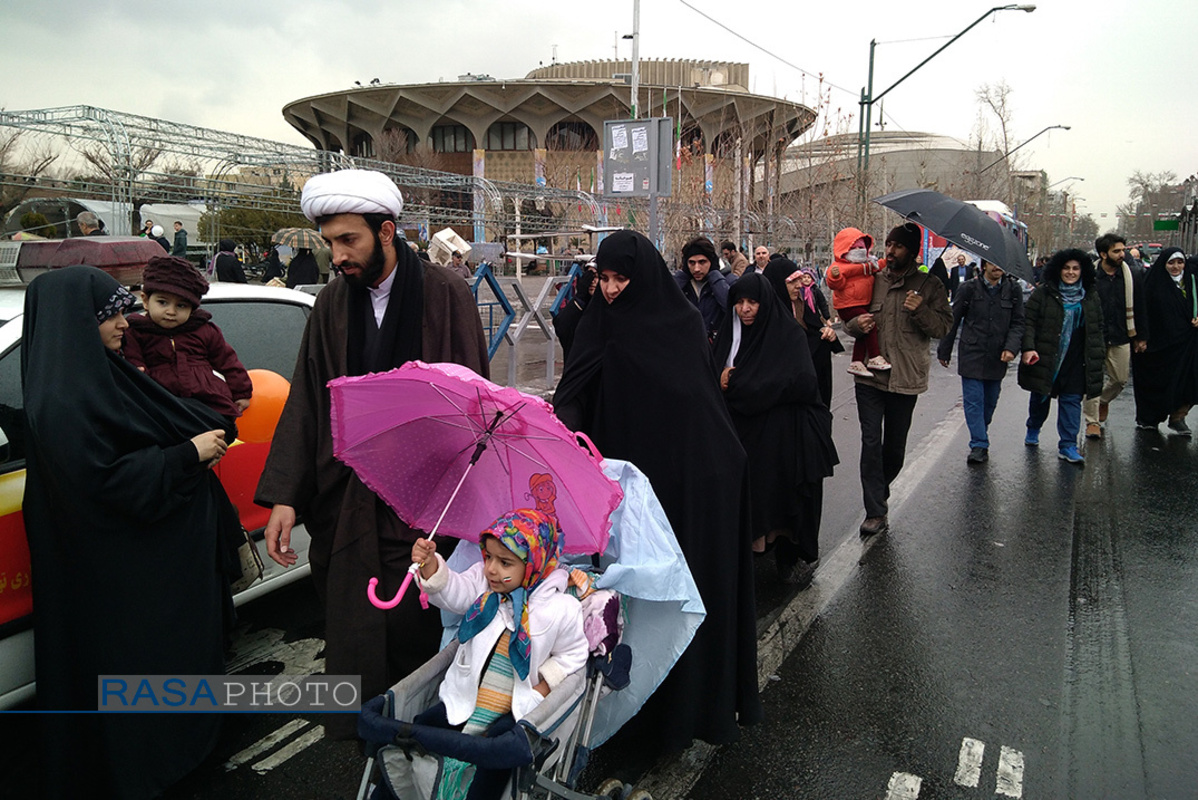 حضور خانوادگی طلاب در راهپیمایی ۲۲ بهمن در تهران