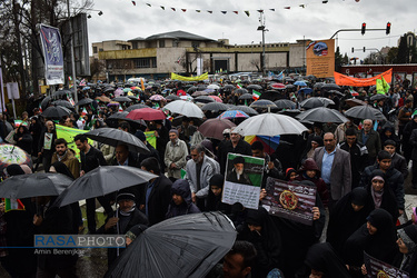 بعثت انقلاب | راهپیمایی مردم شیراز در زیر بارش باران در روز ۲۲ بهمن