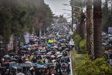 بعثت انقلاب | راهپیمایی مردم شیراز در زیر بارش باران در روز ۲۲ بهمن