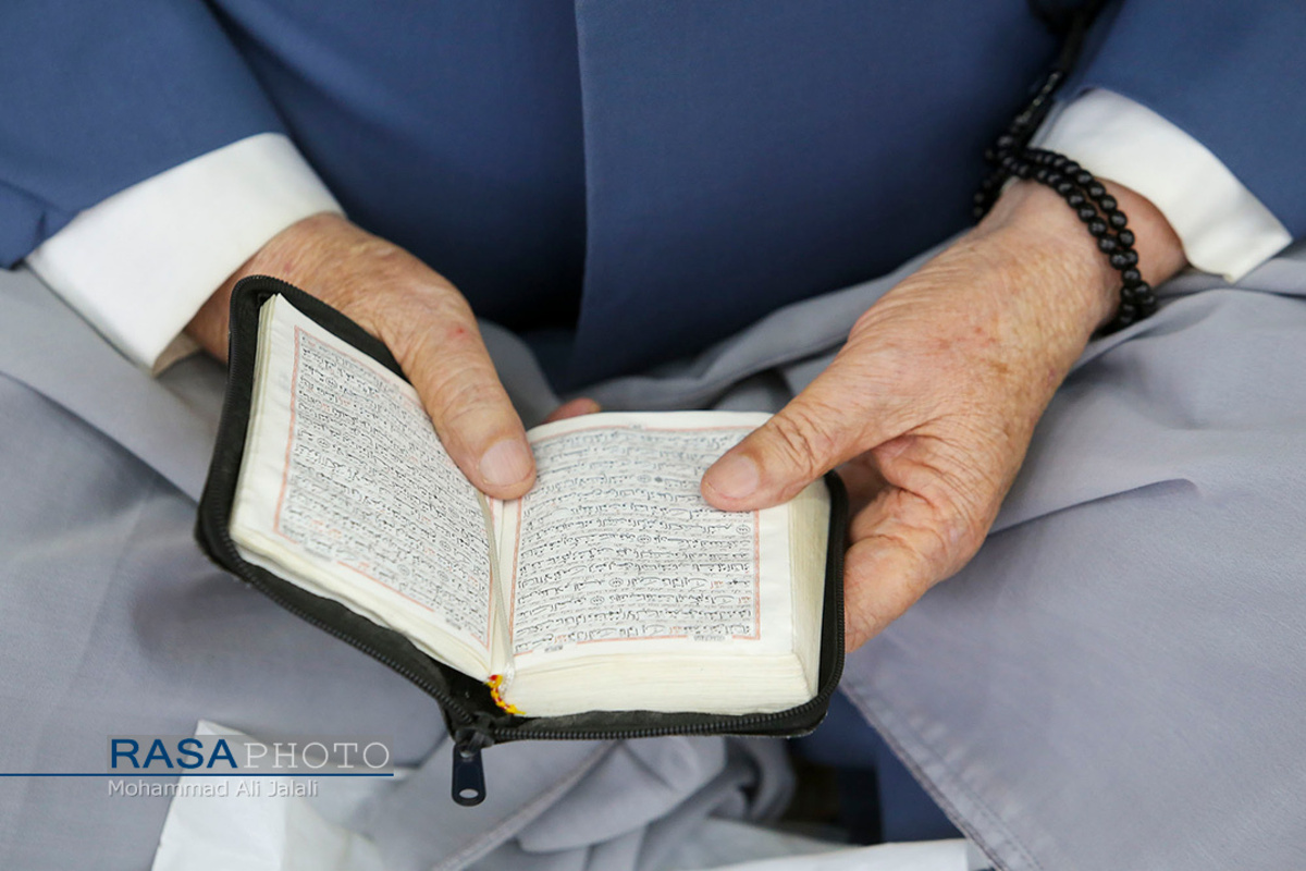 انس با قرآن آمیخته با روحانیت | علما و روحانیان برای دریافت عمیق از معارف الهی لازم است با قرآن انس بگیرند