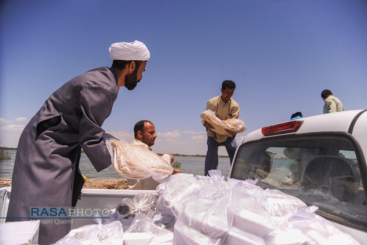 ارسال غذای آماده به مناطق محاصره شده در سیل شادگان