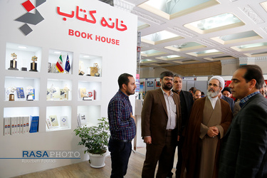 بازدید آیت الله اعرافی مدیر حوزه‌های علمیه از نمایشگاه بین المللی کتاب