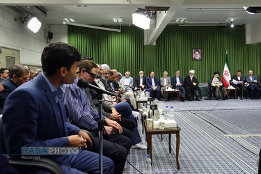 دیدار جمعی از شاعران و استادان زبان و ادب پارسی با مقام معظم رهبری