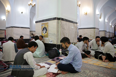 اعتکاف رمضانی طلاب جامعة المصطفی در حرم مطهر رضوی